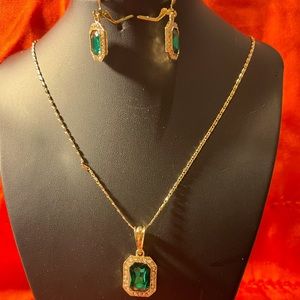 Set of earrings and necklace.